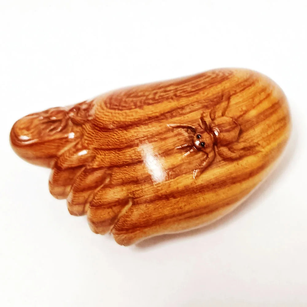 2" Rotes Sandelholz-Insekten auf Fuß-Netsuke – Japanische Miniatur