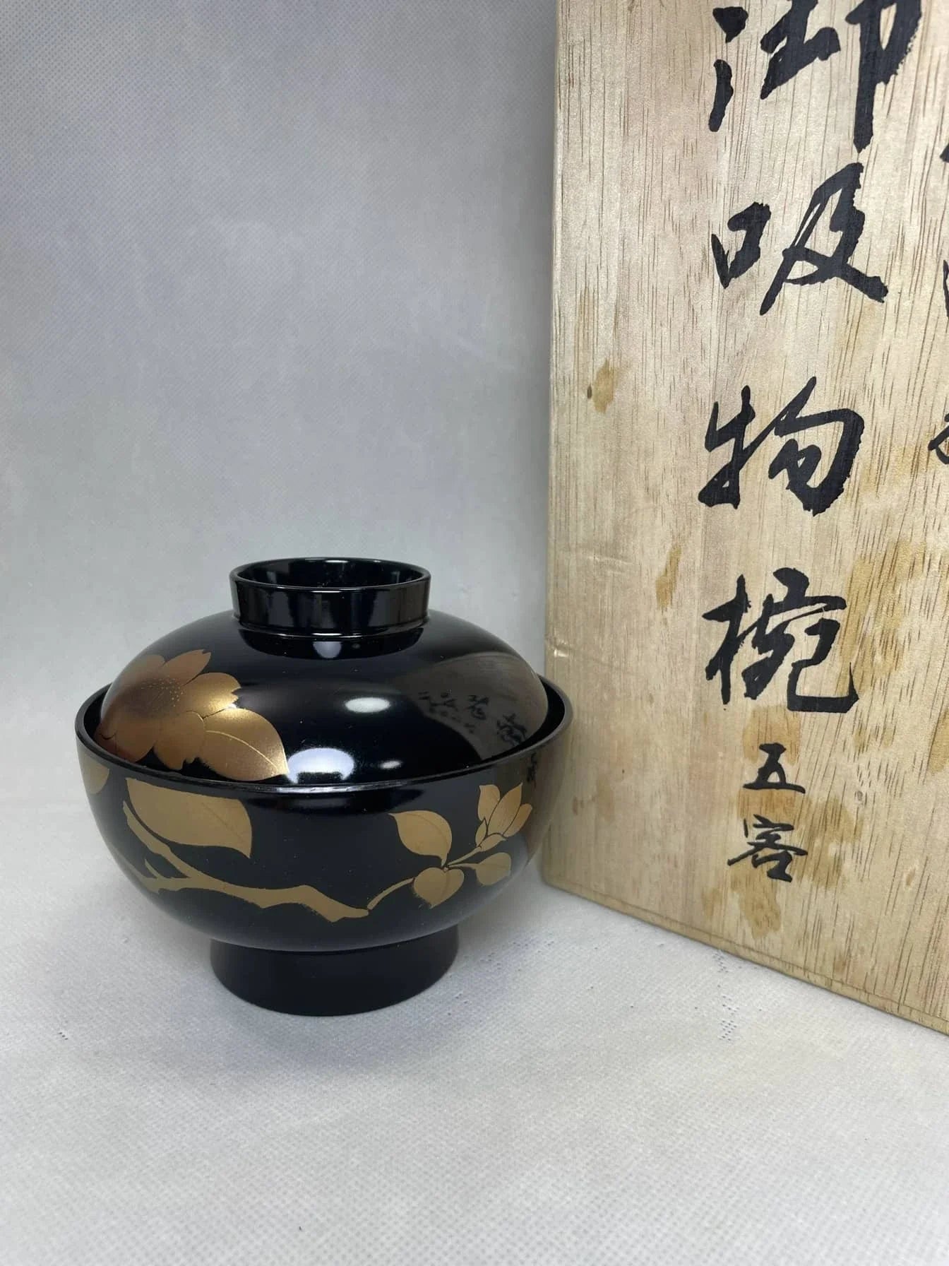 Kinkaku (金閣) - Chawan japonés de laca Urushi, Hiramakie | Colección Atelier de Invierno
