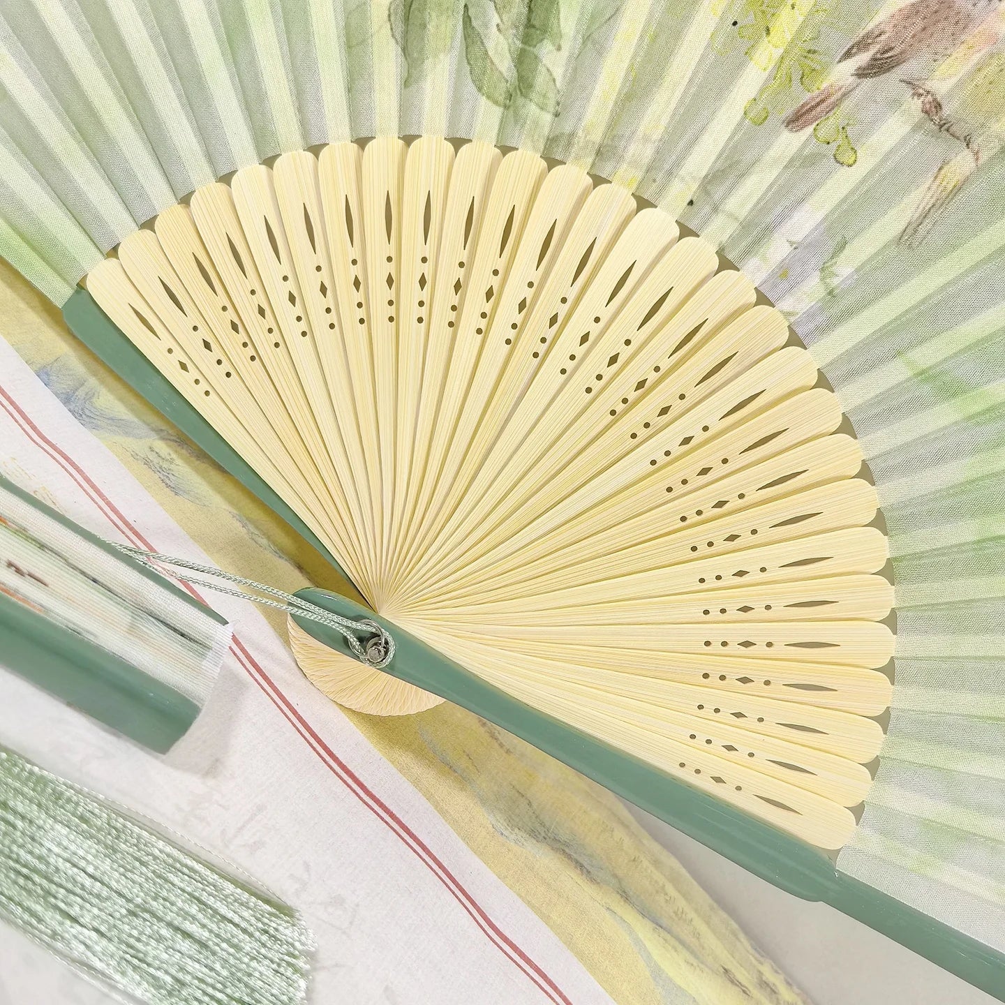 Classical Chinese Sle Roasted Paint Fan Faion ow Props Hanfu Flower Bird Fans Photoaphy Props Bamboo Fans