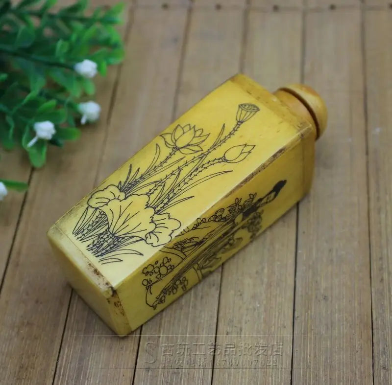 Schnupftabakflasche im antiken Stil, aus Bein geschnitzt, mit Lotus – chinesisches Sammlerstück
