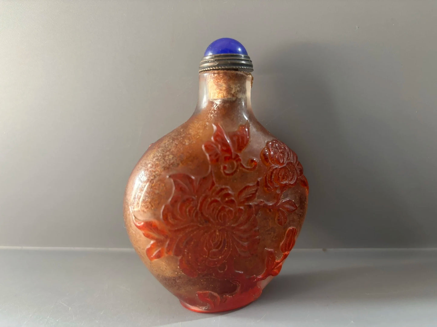 Orangeglasierte Chrysanthemen-Schnupftabakflasche – Chinesische Sammlerkunst