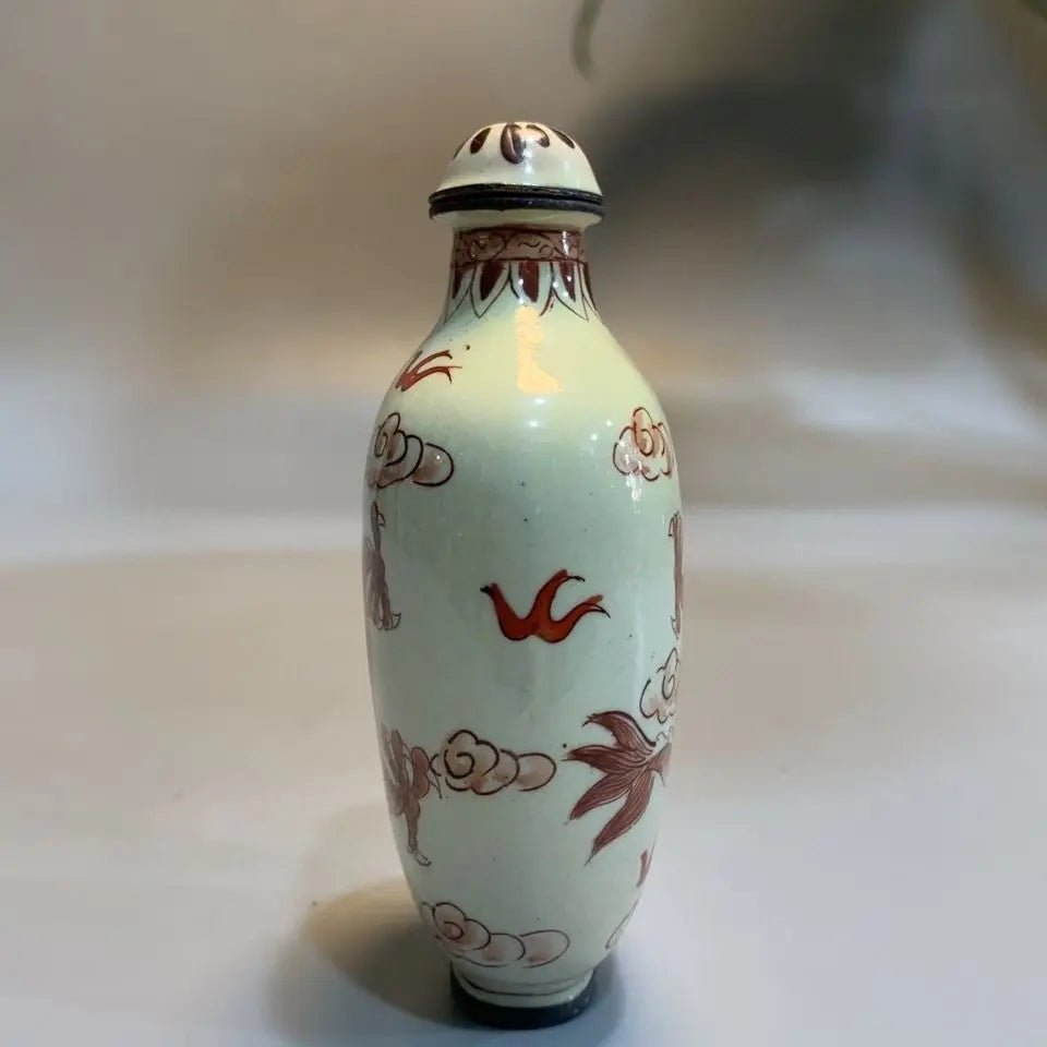Frühe Sammler-Schnupftabakflasche, Rotkupferkörper Emaille Doppeldrachen-Design, Exquisite Handwerkskunst, Kulturelles Handspiel-Ornament
