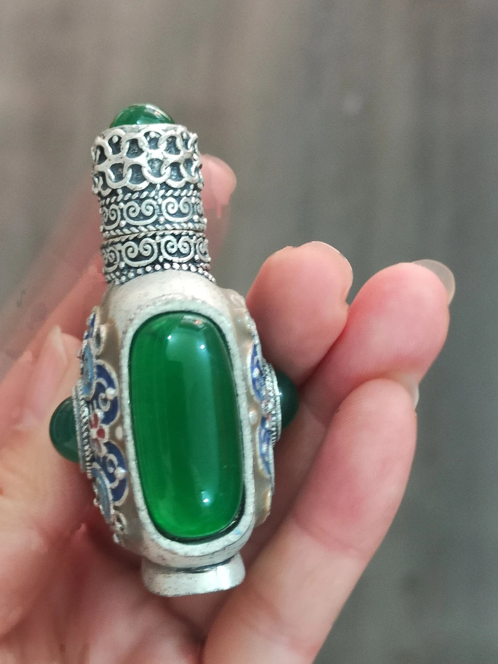 Schnupftabakflasche mit Rosenmuster und Kupfereinlagen – Chinesisches handgemachtes Sammlerstück
