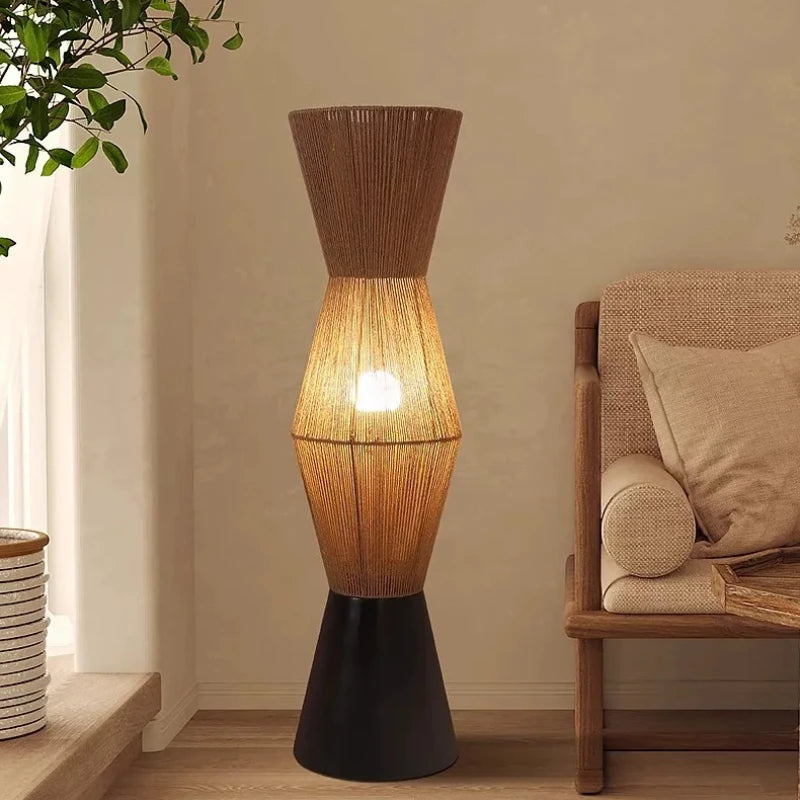 Japanische Wabi-Sabi Bodenlampe aus geflochtenem Rattan