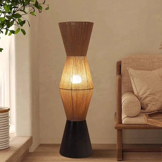 Japanische Wabi-Sabi Bodenlampe aus geflochtenem Rattan