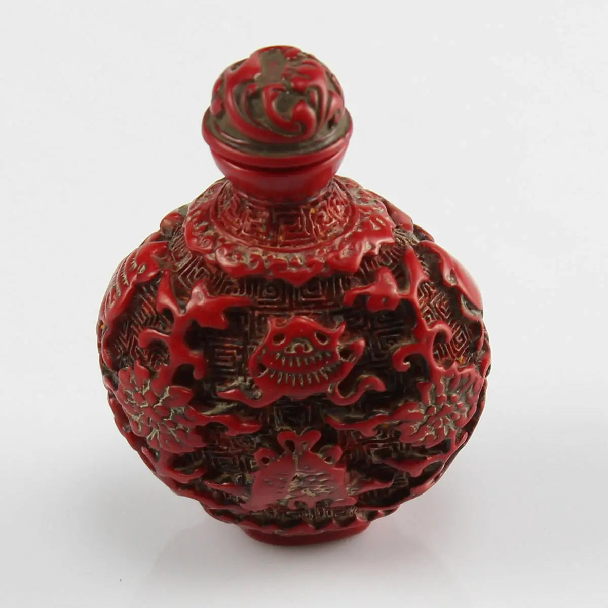 Schnupftabakflasche mit Korallenrelief – Blumen, Fische, Glückssymbole – Chinesisches Sammlerstück