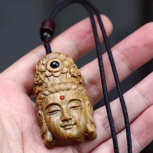 Netsuke de la máscara Kwan Yin en sándalo verde – Estatuilla tallada de 5,5 cm