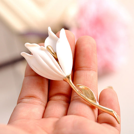 Sencillo broche de tulipán coreano