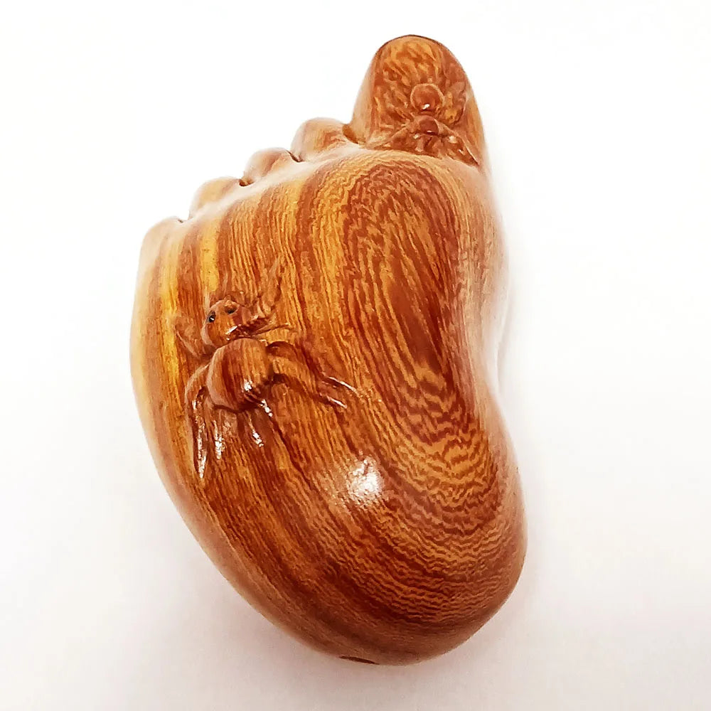 2" Rotes Sandelholz-Insekten auf Fuß-Netsuke – Japanische Miniatur