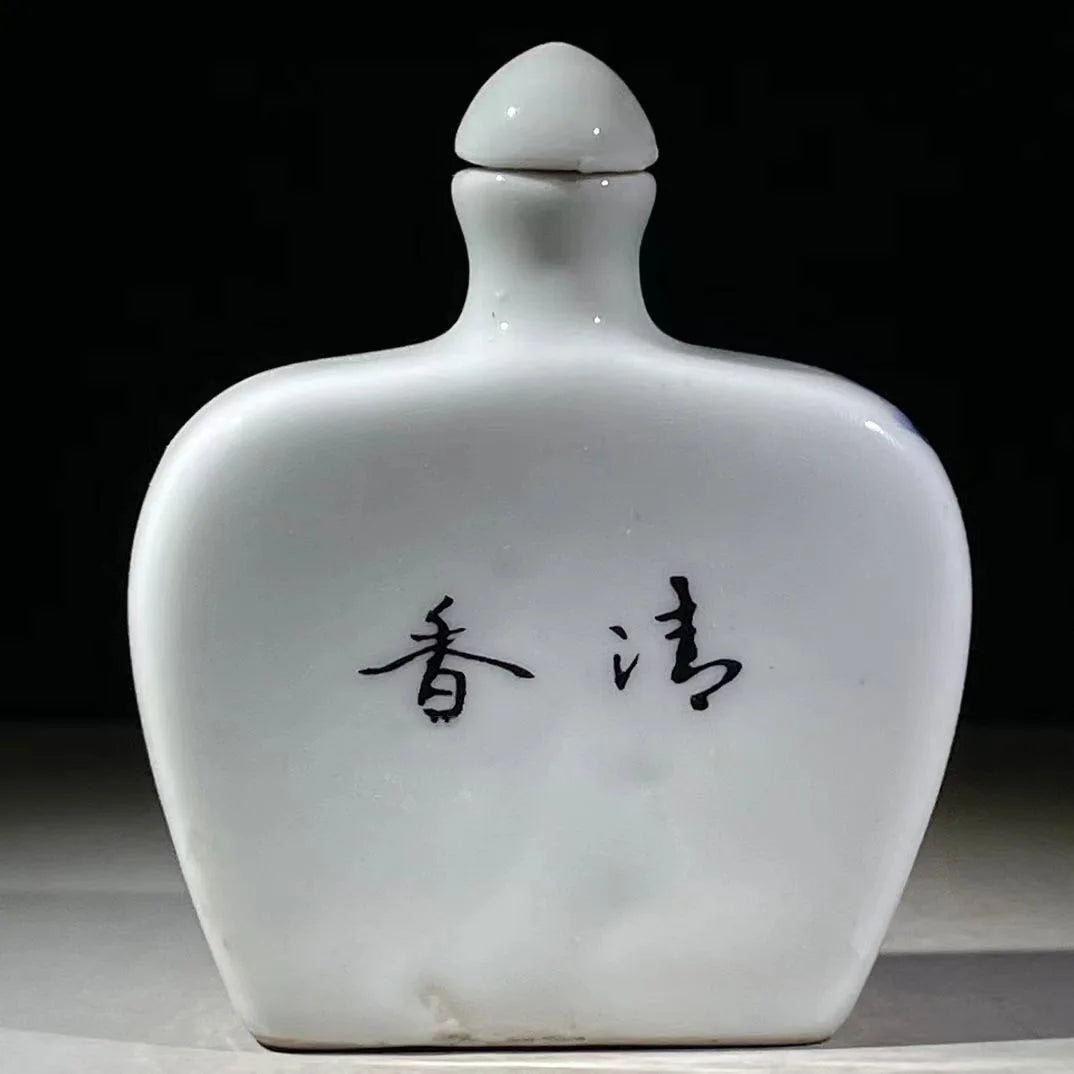 Chinese antique Qianlong style blue and white figure carriage snuff bottle exquisite handicrafts