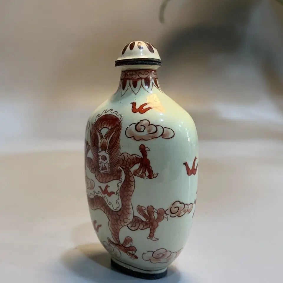 Frühe Sammler-Schnupftabakflasche, Rotkupferkörper Emaille Doppeldrachen-Design, Exquisite Handwerkskunst, Kulturelles Handspiel-Ornament