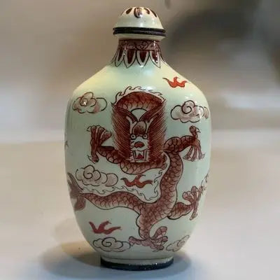 Frühe Sammler-Schnupftabakflasche, Rotkupferkörper Emaille Doppeldrachen-Design, Exquisite Handwerkskunst, Kulturelles Handspiel-Ornament