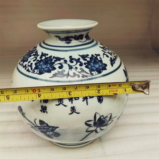 Replik einer runden chinesischen Porzellanvase mit blau-weißem Lotus- und Vogelmuster