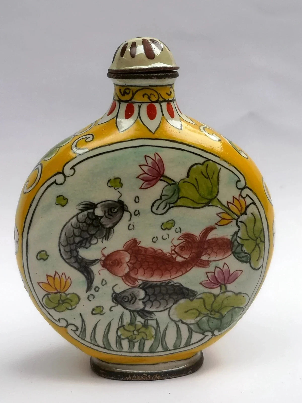Alte chinesische Schnupftabakflasche aus Cloisonné mit Fisch- und Lotosmotiv