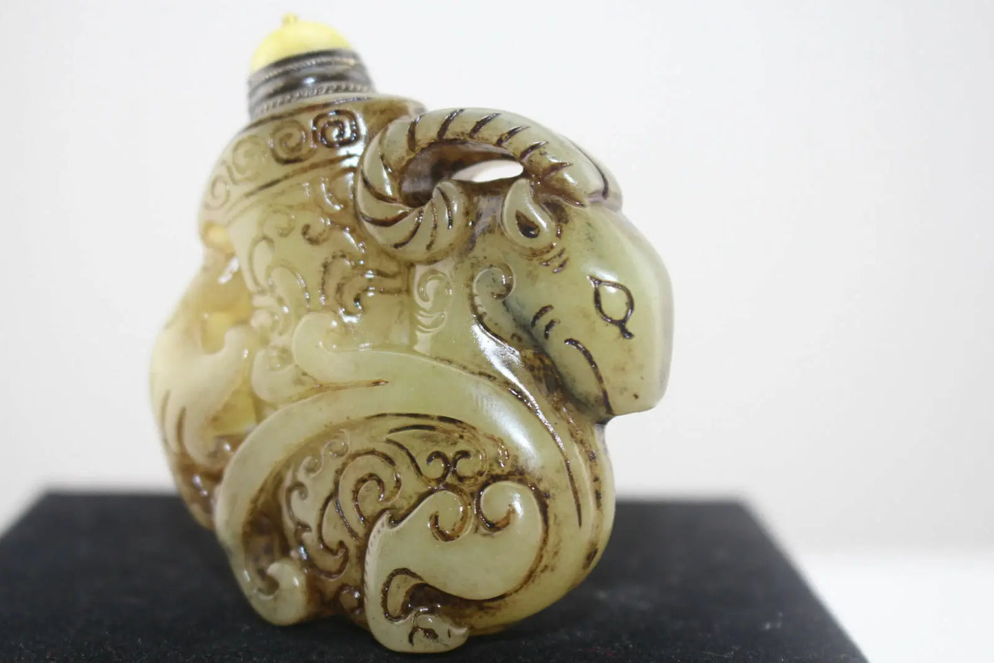 Chinese Master Hand-carved Old Jade Snuff Bottle Antique Collectible Artwork Traditional Craft Unique Design