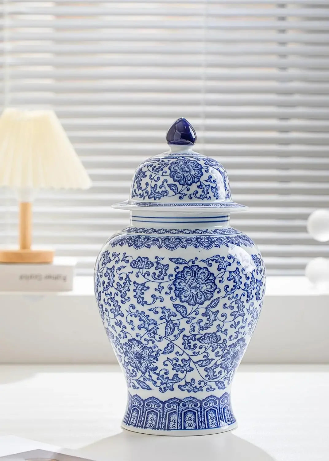 15 Zoll hohe glänzende Keramik-Ingwer-Vase, blau-weiß, Chinoiserie-Dekor