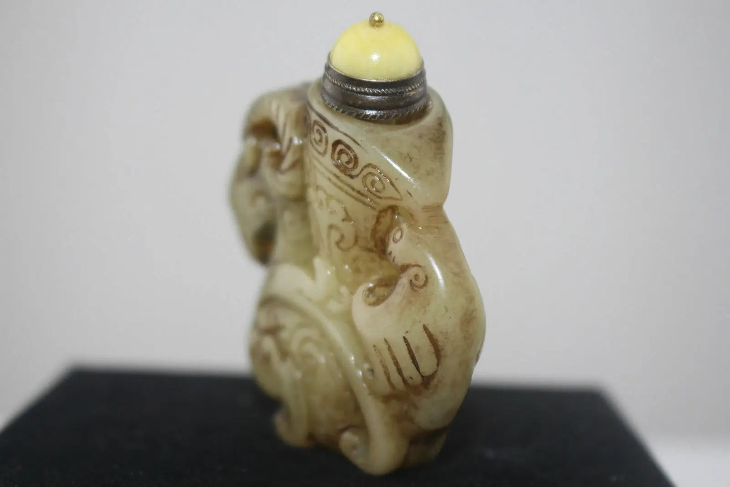 Chinese Master Hand-carved Old Jade Snuff Bottle Antique Collectible Artwork Traditional Craft Unique Design