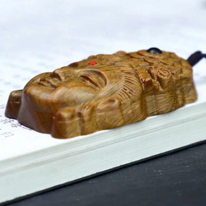 Grünes Sandelholz Kwan Yin Maske Netsuke – Geschnitzte Figur 5,5 cm
