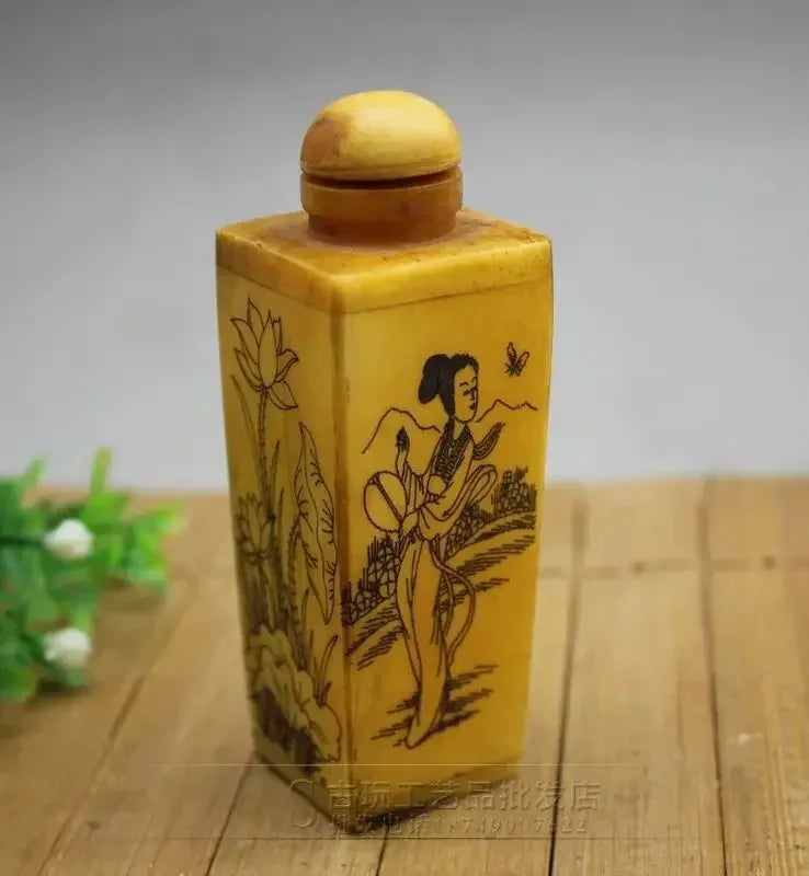 Schnupftabakflasche im antiken Stil, aus Bein geschnitzt, mit Lotus – chinesisches Sammlerstück