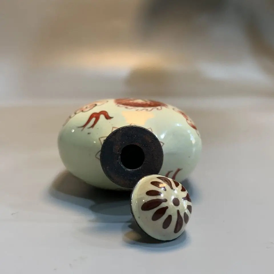 Frühe Sammler-Schnupftabakflasche, Rotkupferkörper Emaille Doppeldrachen-Design, Exquisite Handwerkskunst, Kulturelles Handspiel-Ornament