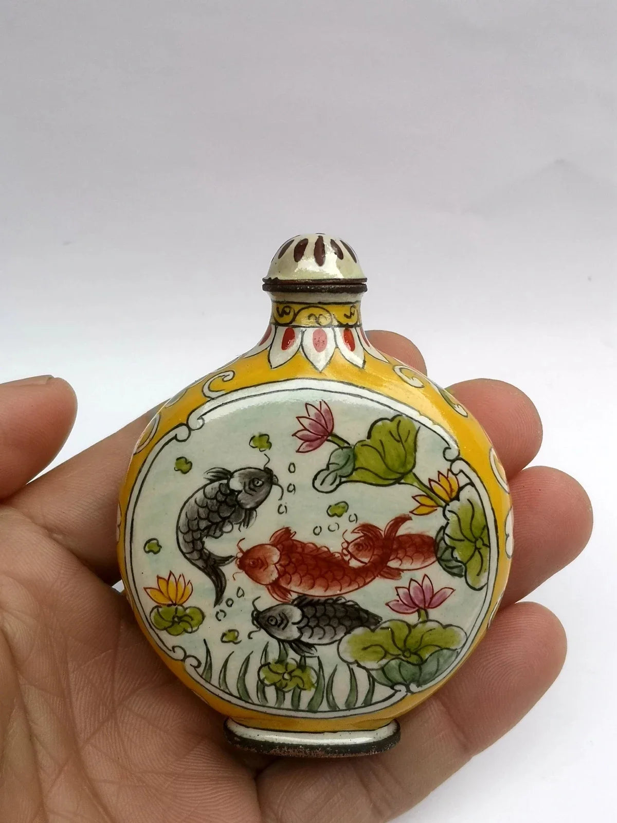 Alte chinesische Schnupftabakflasche aus Cloisonné mit Fisch- und Lotosmotiv