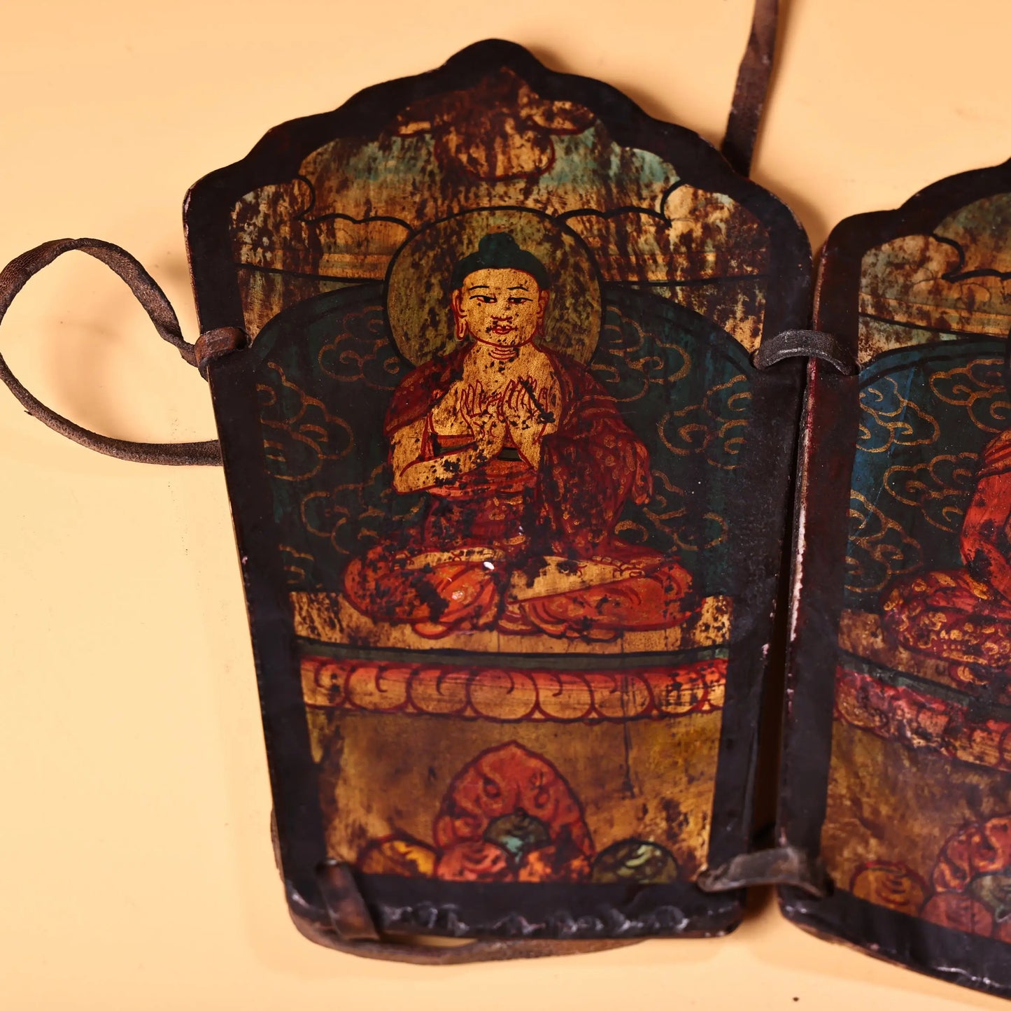 Yak Bone Five Shakyamuni Buddha Crown Amulet – Asian Home Decor