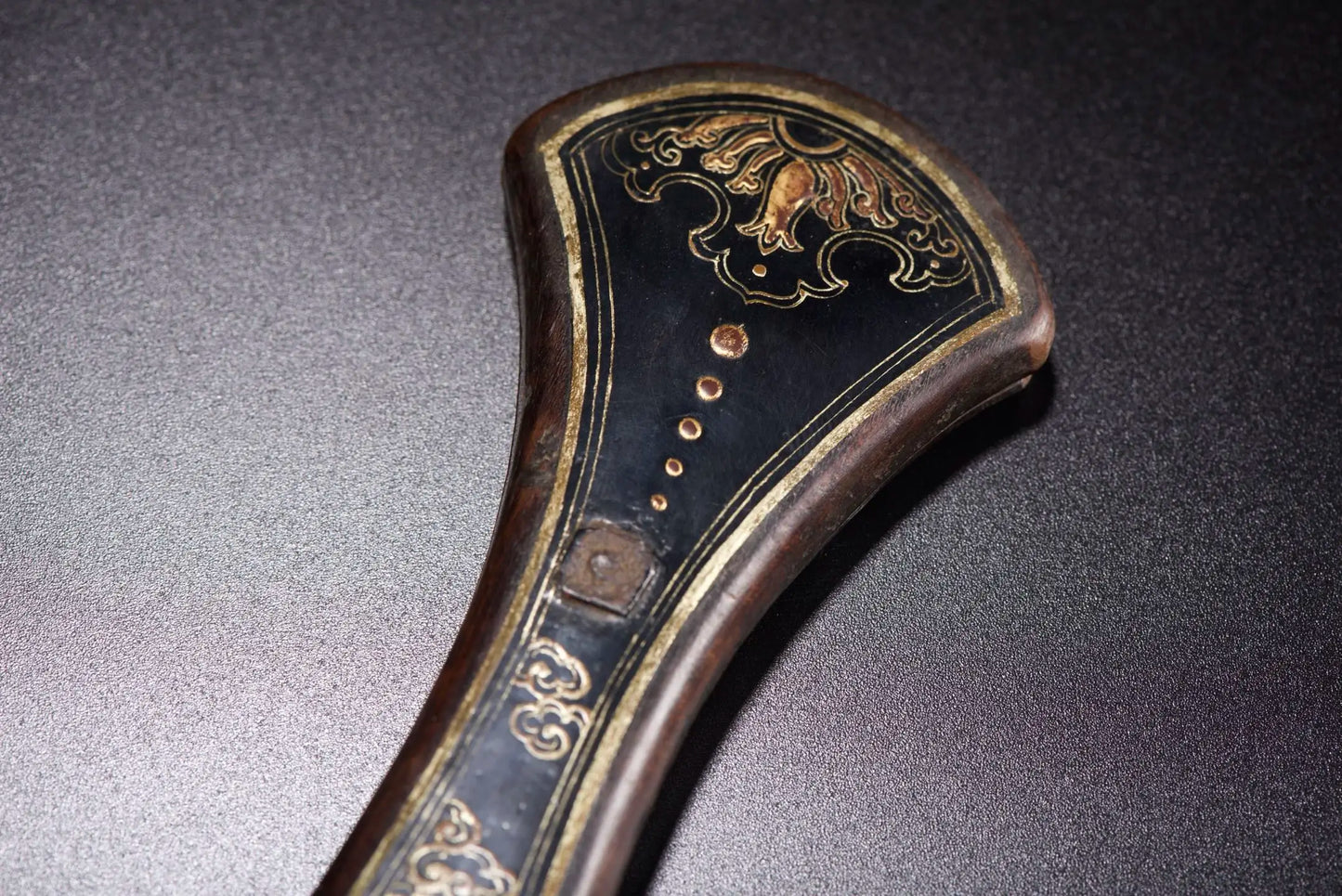 Lackware Umriss in Gold Drachenmuster Pipa-förmige Schatulle Jizi genannt Zehn Pfund wiegend Traditionelle Chinesische Medizin Wägung