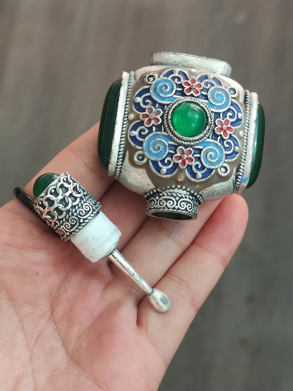 Schnupftabakflasche mit Rosenmuster und Kupfereinlagen – Chinesisches handgemachtes Sammlerstück