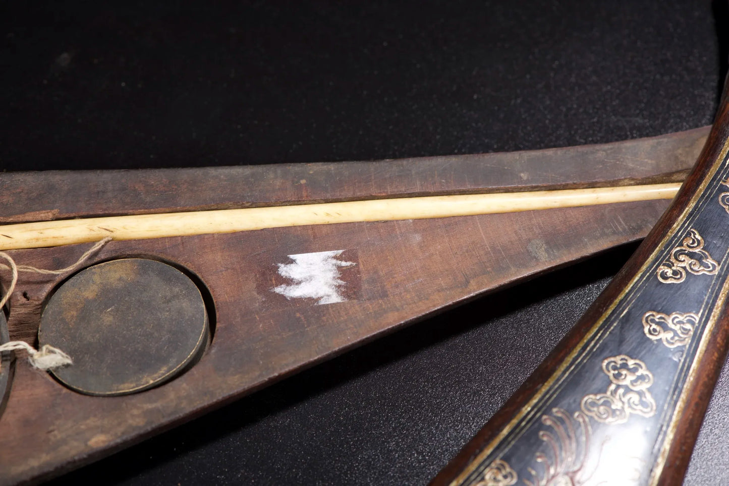 Lackware Umriss in Gold Drachenmuster Pipa-förmige Schatulle Jizi genannt Zehn Pfund wiegend Traditionelle Chinesische Medizin Wägung