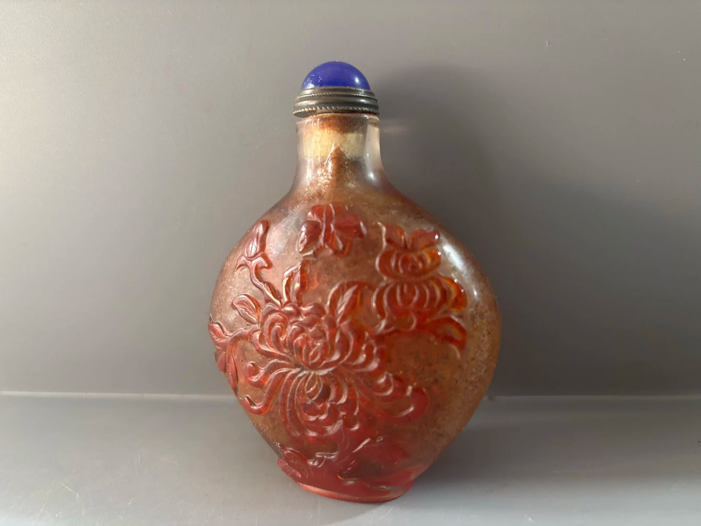 Orangeglasierte Chrysanthemen-Schnupftabakflasche – Chinesische Sammlerkunst