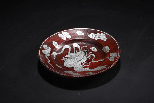 Plato de laca de madera con incrustaciones de plata – Apsarás Voladoras de Dunhuang (16 cm)