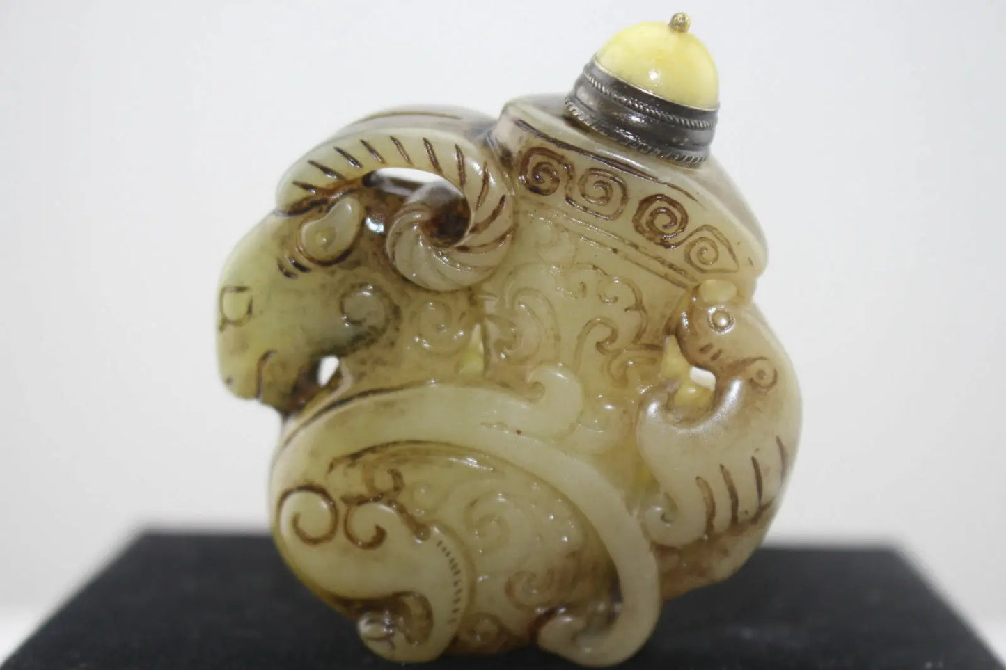 Chinese Master Hand-carved Old Jade Snuff Bottle Antique Collectible Artwork Traditional Craft Unique Design