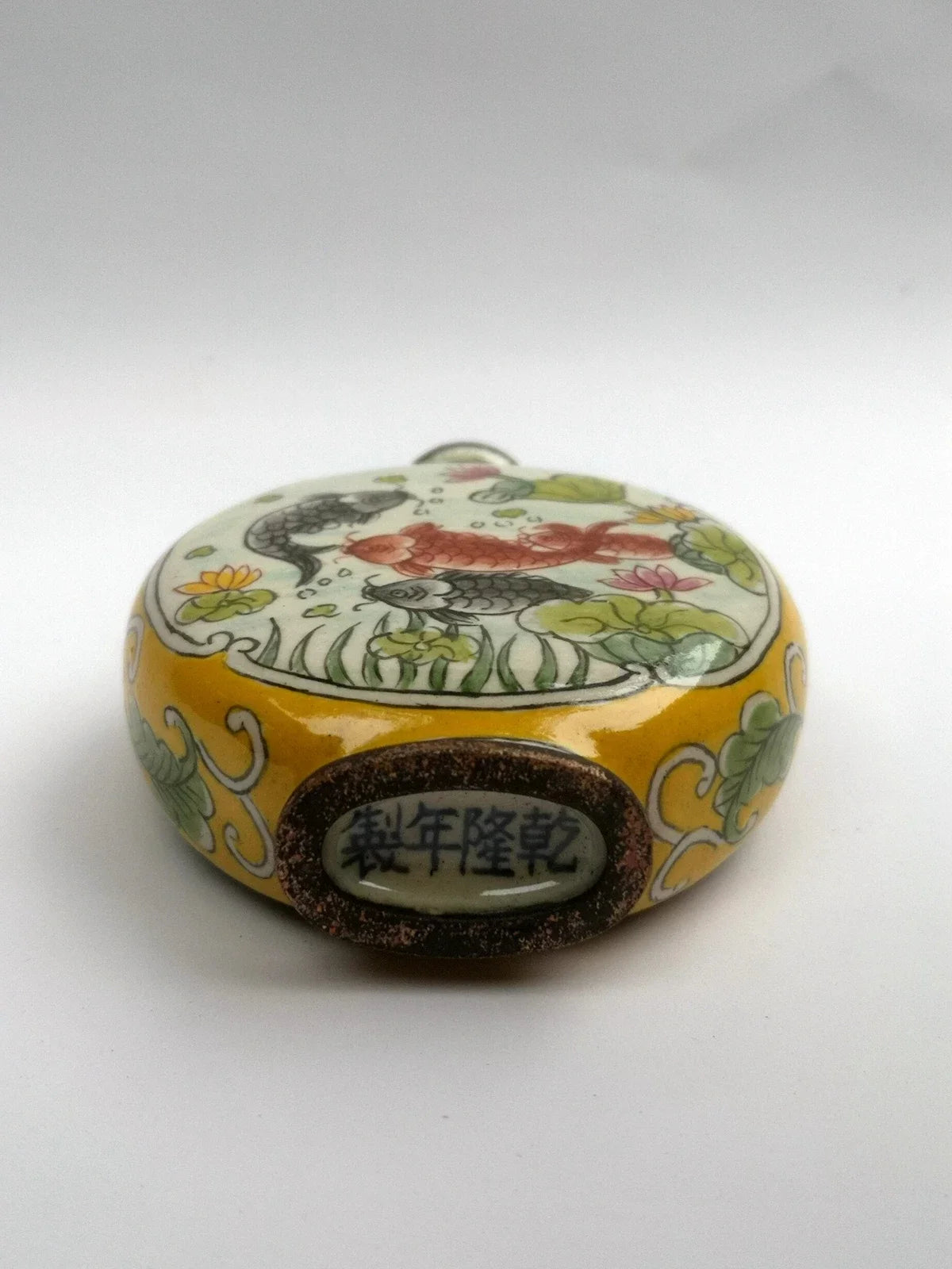 Alte chinesische Schnupftabakflasche aus Cloisonné mit Fisch- und Lotosmotiv