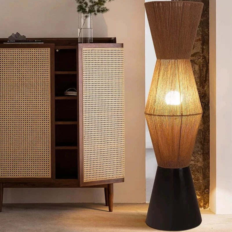 Japanische Wabi-Sabi Bodenlampe aus geflochtenem Rattan