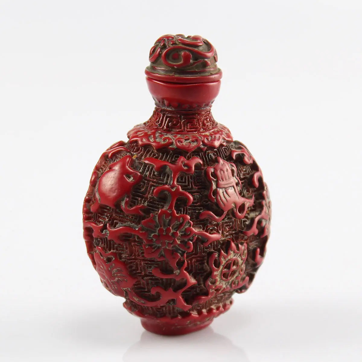 Schnupftabakflasche mit Korallenrelief – Blumen, Fische, Glückssymbole – Chinesisches Sammlerstück