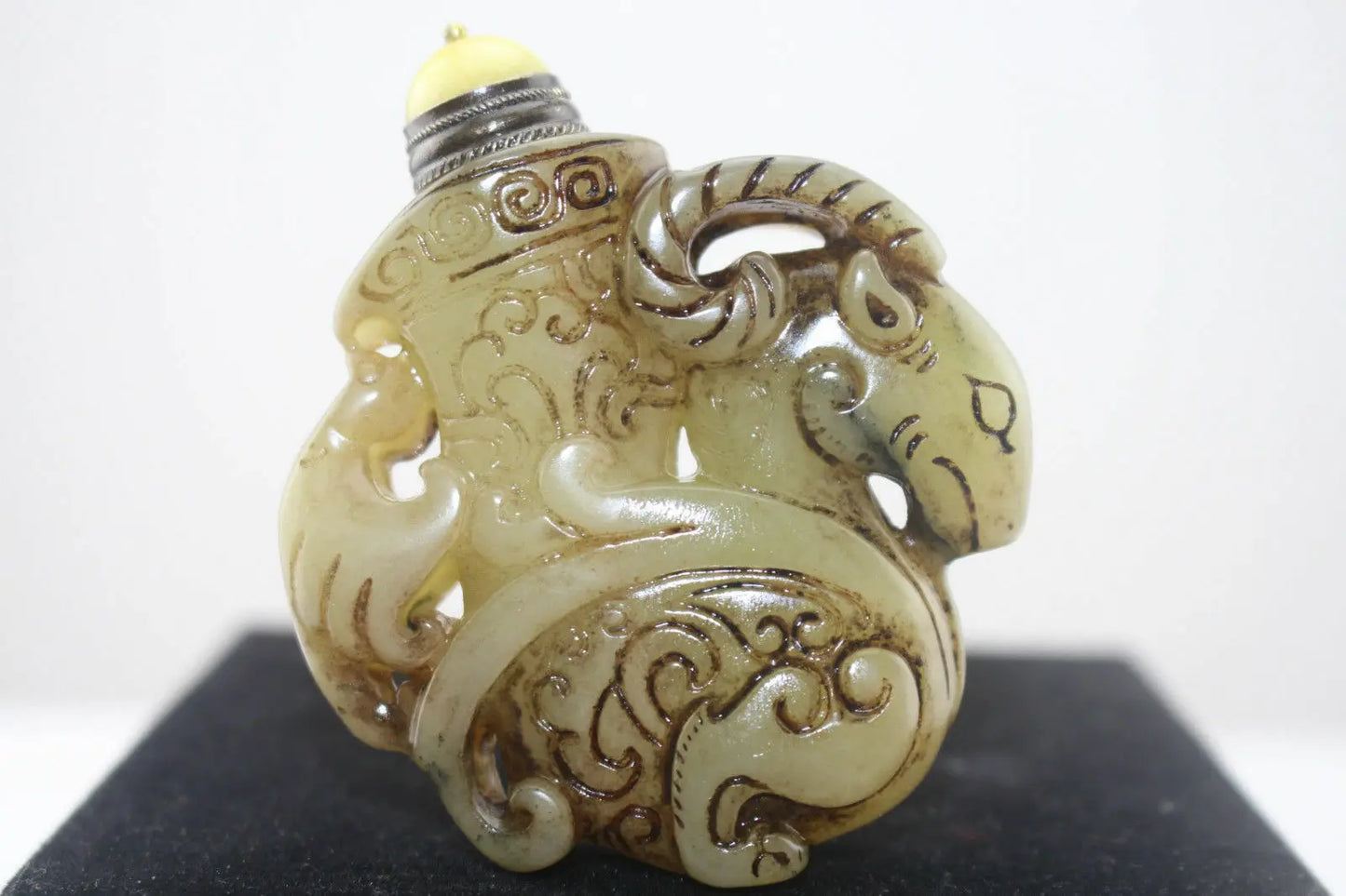 Chinese Master Hand-carved Old Jade Snuff Bottle Antique Collectible Artwork Traditional Craft Unique Design