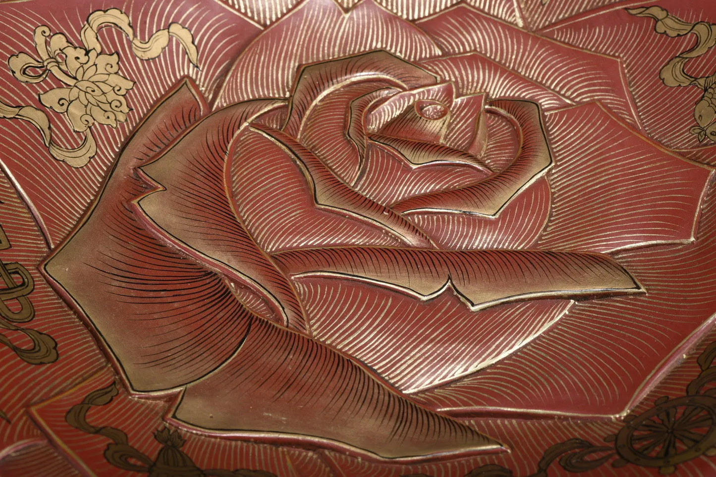 Teller-Schirm aus altem Holz mit goldfarbenen floralen Lackumrandungen – Auszeichnungsteller