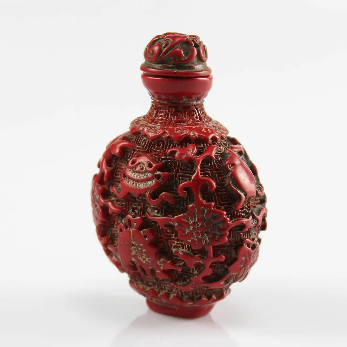 Schnupftabakflasche mit Korallenrelief – Blumen, Fische, Glückssymbole – Chinesisches Sammlerstück