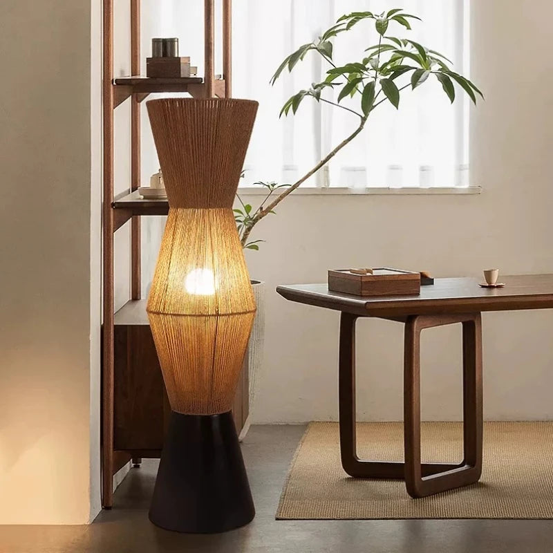 Japanische Wabi-Sabi Bodenlampe aus geflochtenem Rattan