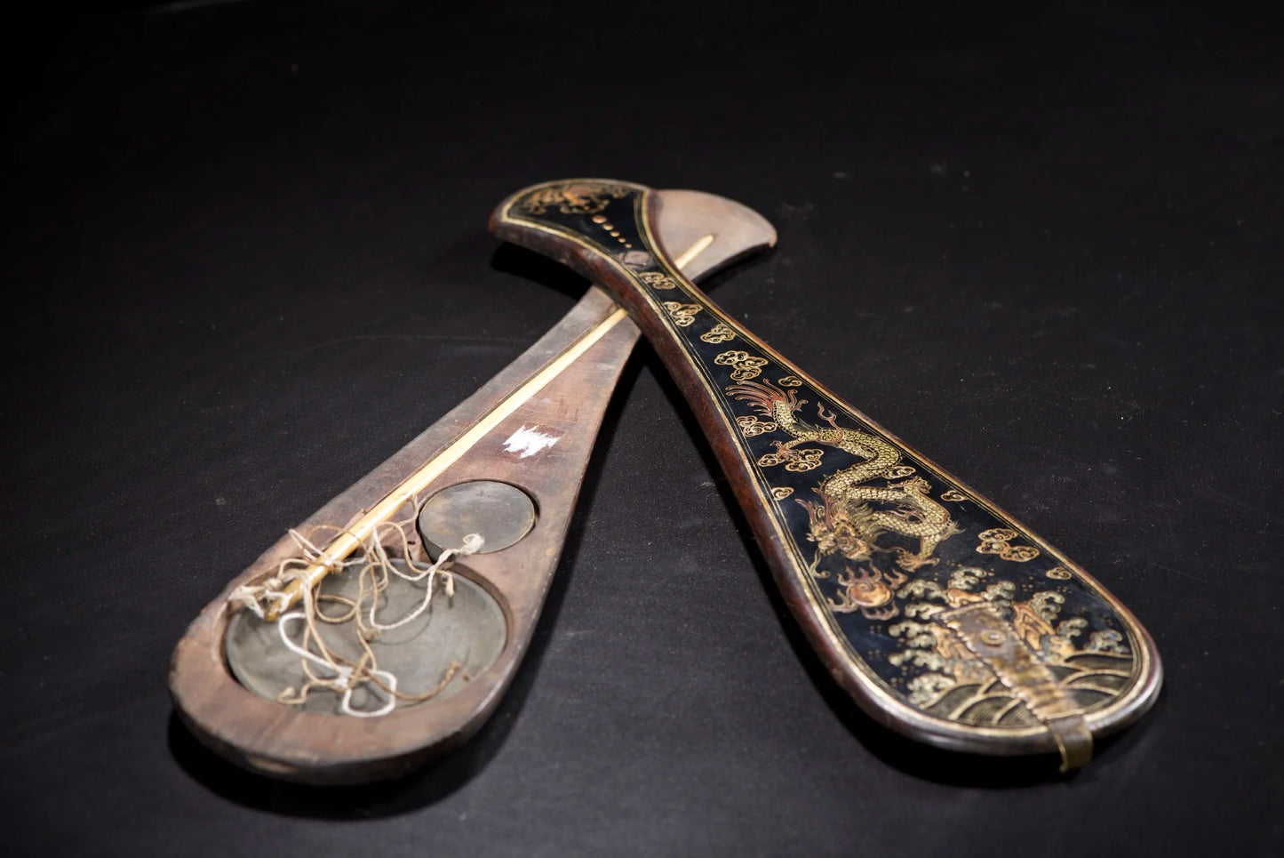 Lackware Umriss in Gold Drachenmuster Pipa-förmige Schatulle Jizi genannt Zehn Pfund wiegend Traditionelle Chinesische Medizin Wägung