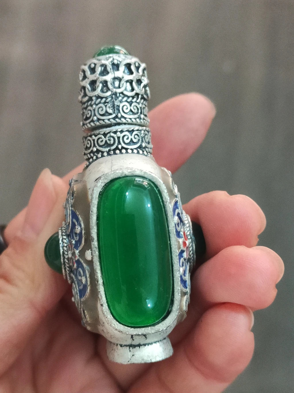 Schnupftabakflasche mit Rosenmuster und Kupfereinlagen – Chinesisches handgemachtes Sammlerstück