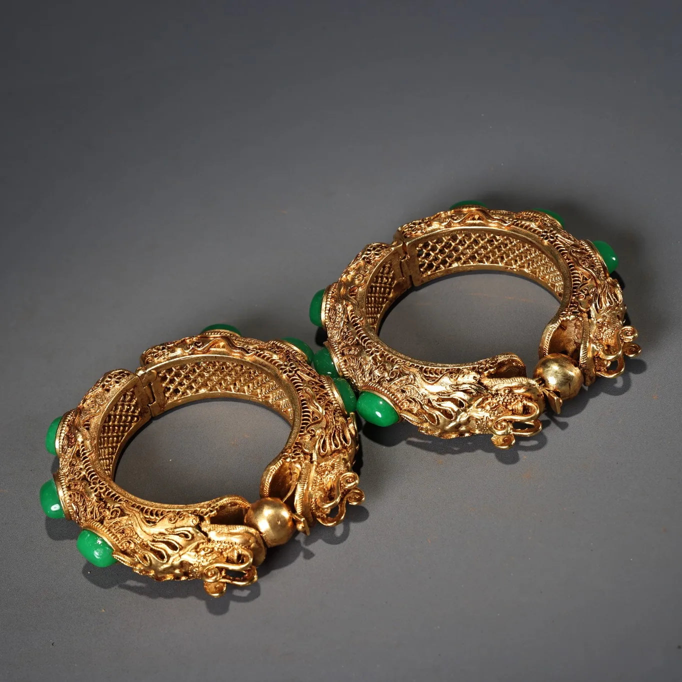 3" Tibetische Tempelsammlung Alte tibetische Silber-vergoldete Filigran-Drachenkopf-Armbänder / Anhänger Amulette, ein Paar