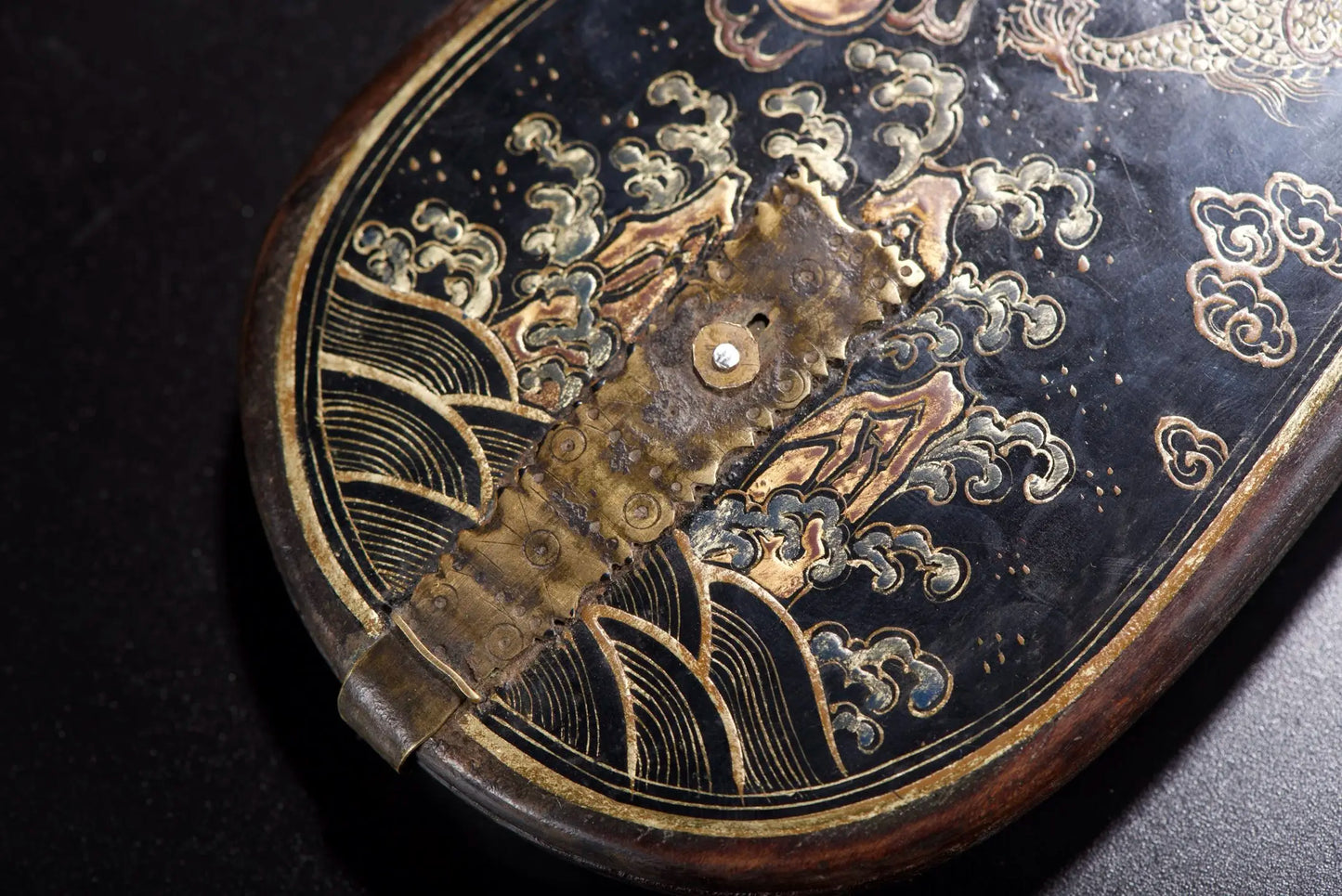 Lackware Umriss in Gold Drachenmuster Pipa-förmige Schatulle Jizi genannt Zehn Pfund wiegend Traditionelle Chinesische Medizin Wägung