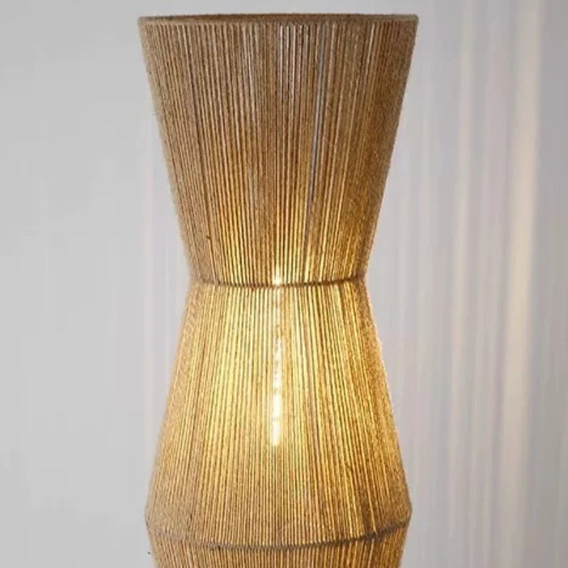 Japanische Wabi-Sabi Bodenlampe aus geflochtenem Rattan