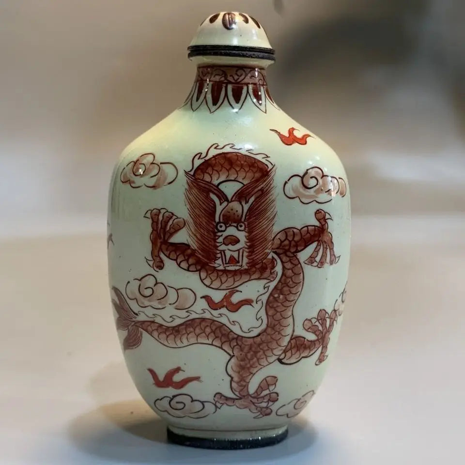 Frühe Sammler-Schnupftabakflasche, Rotkupferkörper Emaille Doppeldrachen-Design, Exquisite Handwerkskunst, Kulturelles Handspiel-Ornament