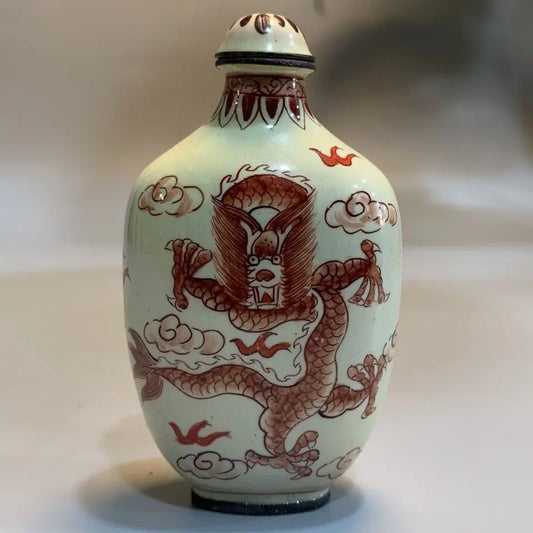 Frühe Sammler-Schnupftabakflasche, Rotkupferkörper Emaille Doppeldrachen-Design, Exquisite Handwerkskunst, Kulturelles Handspiel-Ornament