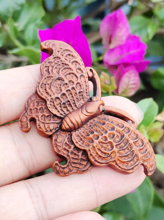 2" Netsuke de mariposa de boj – Escultura en miniatura japonesa