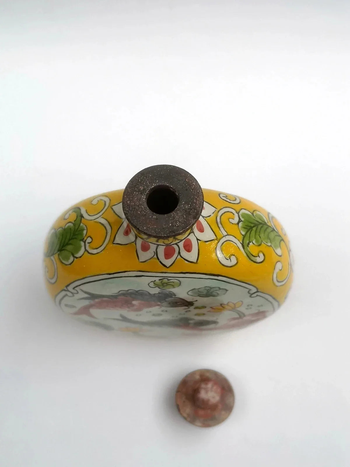 Alte chinesische Schnupftabakflasche aus Cloisonné mit Fisch- und Lotosmotiv