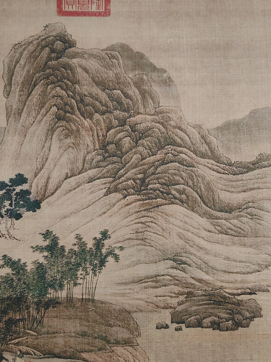 Eine hängende Wandrolle mit einer Landschaftsmalerei von Qiu Ying auf chinesischem Xuan-Papier zur Dekoration der zentralen Halle