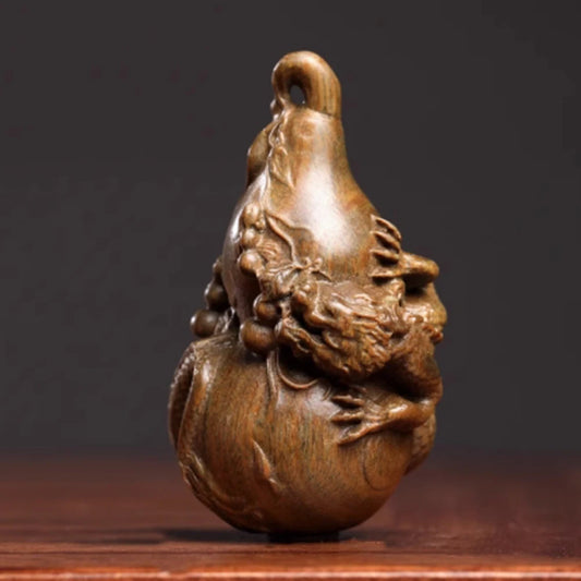 Netsuke de sándalo verde de 2.7" – Dragón bebé tallado a mano en calabaza